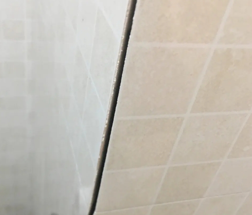 凤冈瓷砖空鼓维修公司分享阳台瓷砖脱落的修复过程可以分为以下几个步骤