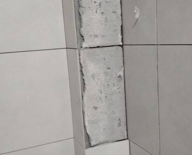 凤冈瓷砖空鼓维修公司分享下瓷砖施工前基层浇水润湿程度不足，可能导致以下问题